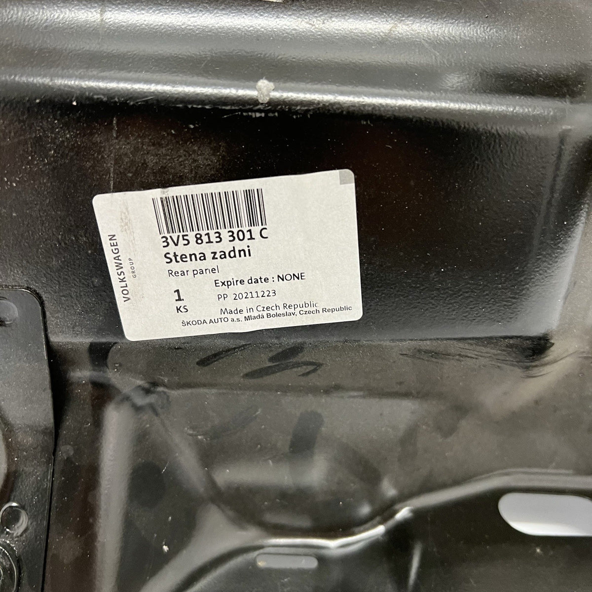 Original 20152024 SKODA Superb III REAR PANEL 3V5813301C OEM