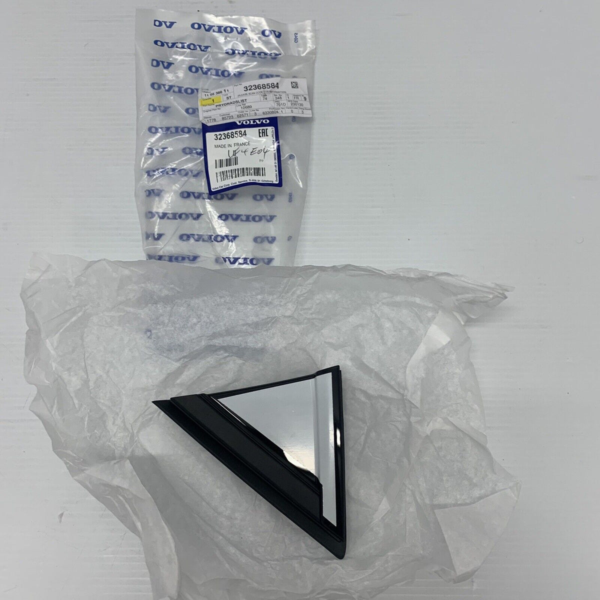 Genuine Volvo Quarter Window Trim (Right). TRIM MOULDING 32368584 