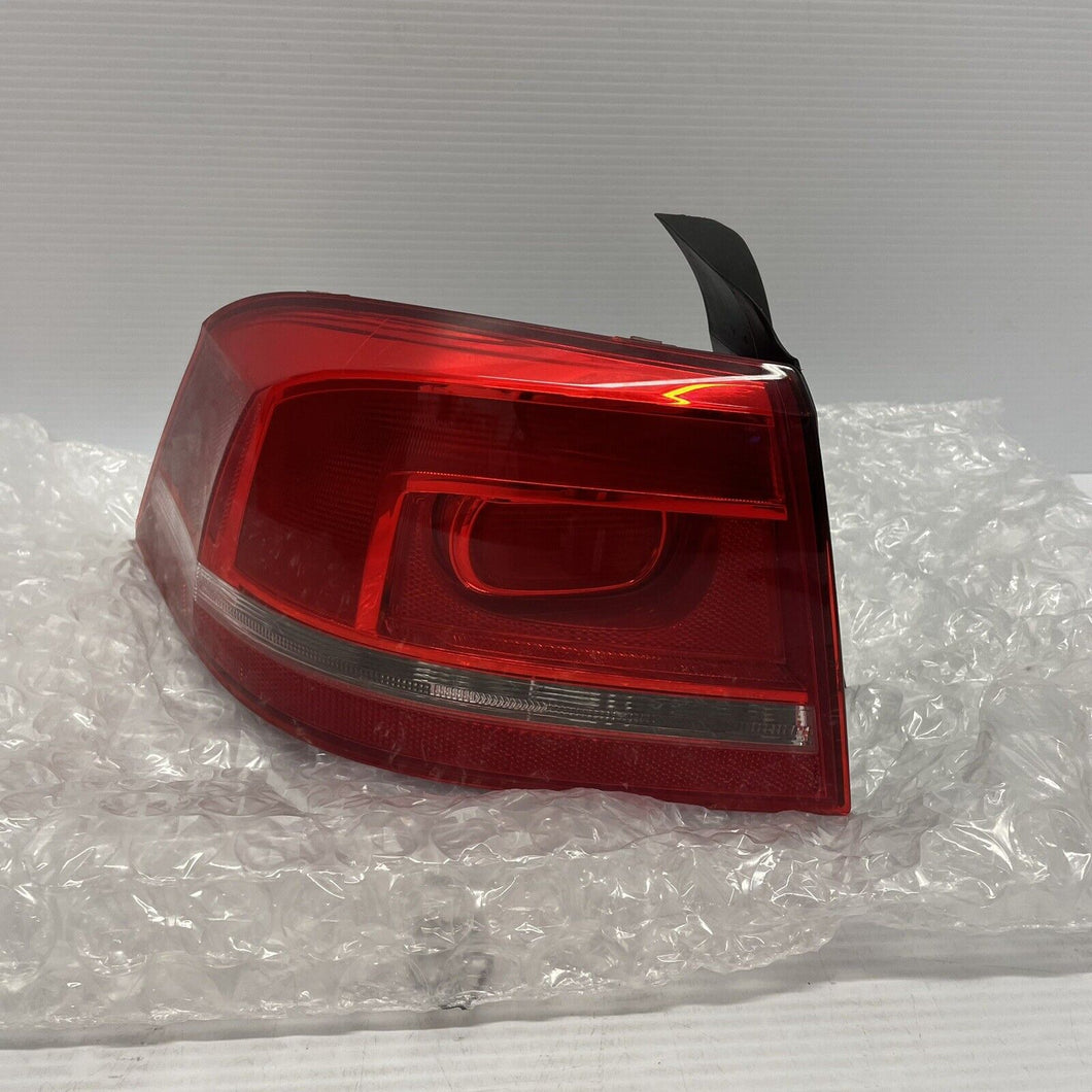 GENUINE 2012 VOLKSWAGEN PASSAT B7 REAR LEFT PASSENGER SIDE TAILLIGHT 3AE945095F