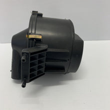 Load image into Gallery viewer, Genuine Peugeot Citroen DS 1427F2 AIR FILTER