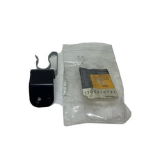 Load image into Gallery viewer, GENUINE RENAULT PIPE CLIP  (7700840121)