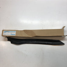 Load image into Gallery viewer, GENUINE Land Rover DISCOVERY SPORT 2015- DOOR SEAL LR058554