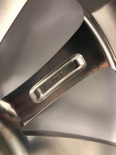 Load image into Gallery viewer, Genuine 22&quot; Bentley GT/GTC Polished Alloy Wheel (Rear) - 3SA601025