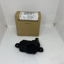 Load image into Gallery viewer, 8V0862159A AUDI A6 C8 ALLROAD 4 FUEL DOOR CLOSURE ACTUATOR MOTOR