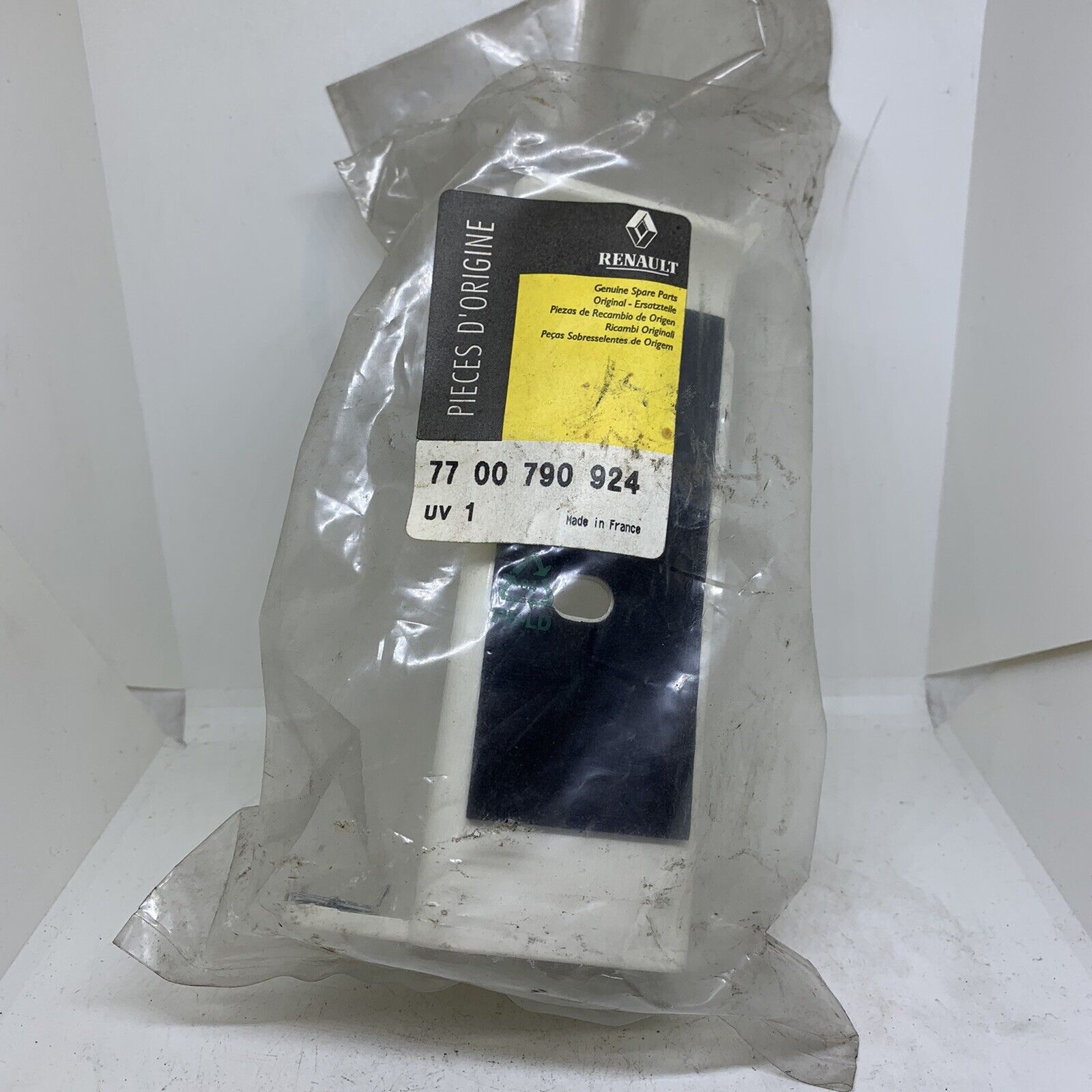 GENUINE RENAULT BKT R/BUMPER R21 (7700790924) – Genuine Parts Ltd