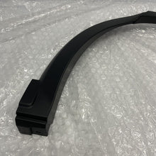 Load image into Gallery viewer, NEW LAND ROVER DISCOVERY V L462 REAR LEFT WHEEL ARCH TRIM LR138493 GENUINE